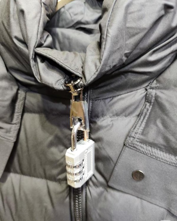 钱程速配 为防顾客“蹭穿”退货 北京一服饰商家在拉链上挂硬核密码锁